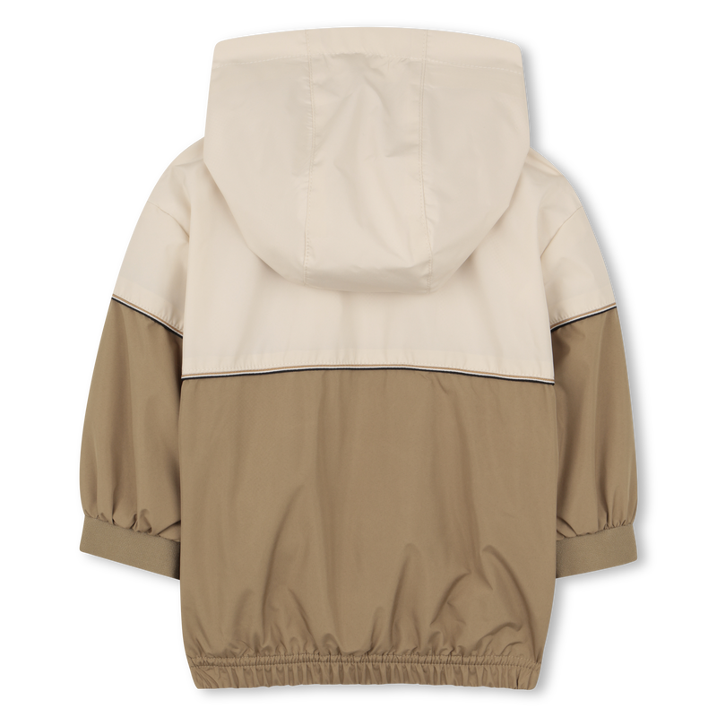 CORTAVIENTOS CON CAPUCHA BOSS 
                        NI&Ntilde;O