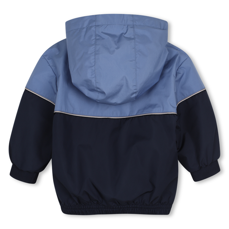 CORTAVIENTOS CON CAPUCHA BOSS 
                        NI&Ntilde;O