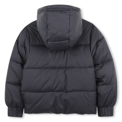 Plum&iacute;fero con capucha DKNY NI&Ntilde;A