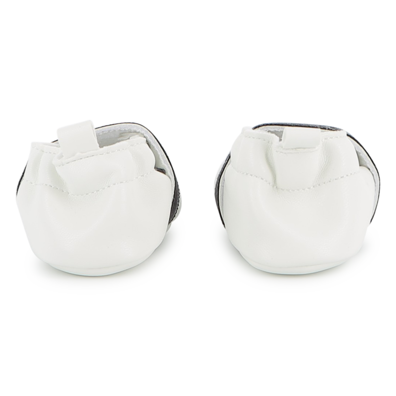 Patucos con la marca KARL LARGERFELD KIDS 
                        UNISEXO