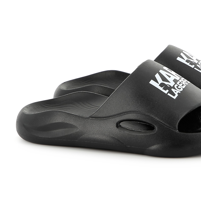 Chanclas con la marca KARL LAGERFELD KIDS 
                        NI&Ntilde;O