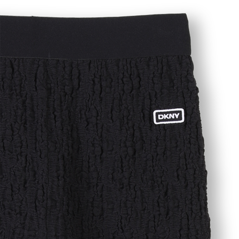 Pantal&oacute;n largo acabado gofrado DKNY 
                        NI&Ntilde;A