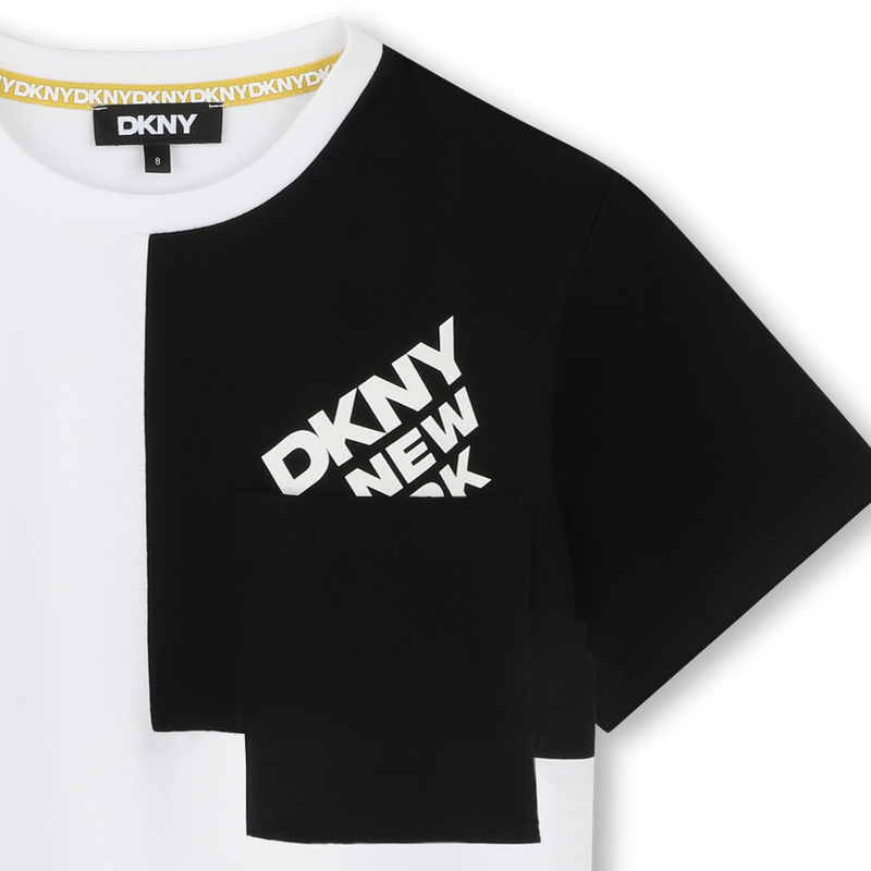 Camiseta ancha con bolsillo DKNY 
                        UNISEXO