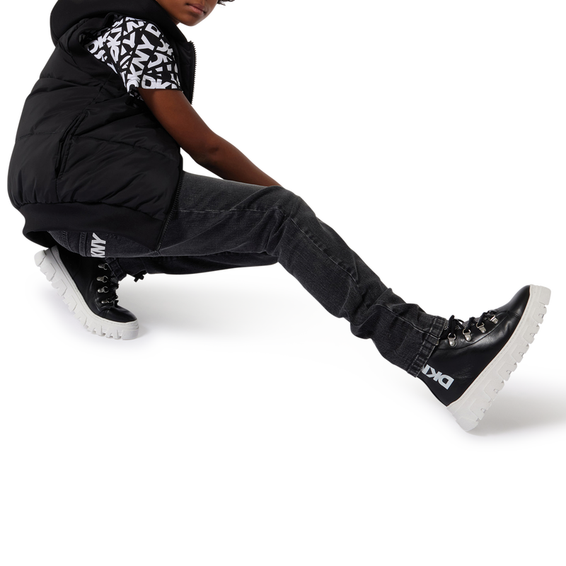 Plumas sin mangas con capucha DKNY 
                        UNISEXO