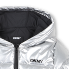Chaqueta acolchada con capucha plateada DKNY 
                    NI&Ntilde;A