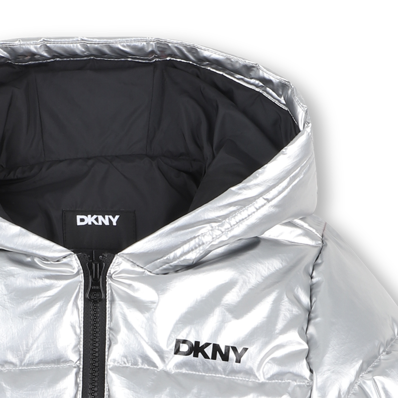 Chaqueta acolchada con capucha plateada DKNY 
                        NI&Ntilde;A
