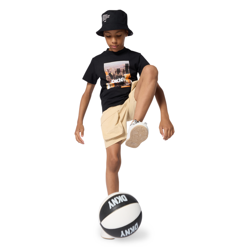 PANTALONES CORTOS EN MATERIAL DE FANTAS&Iacute;A DKNY 
                        NI&Ntilde;O