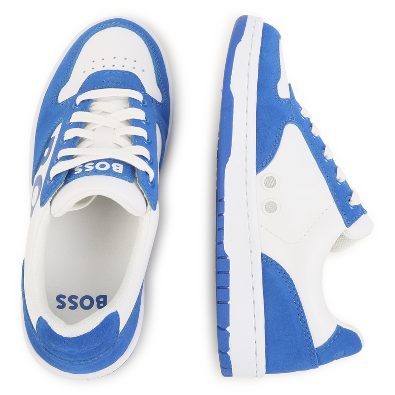 Deportivas de cordones y logo