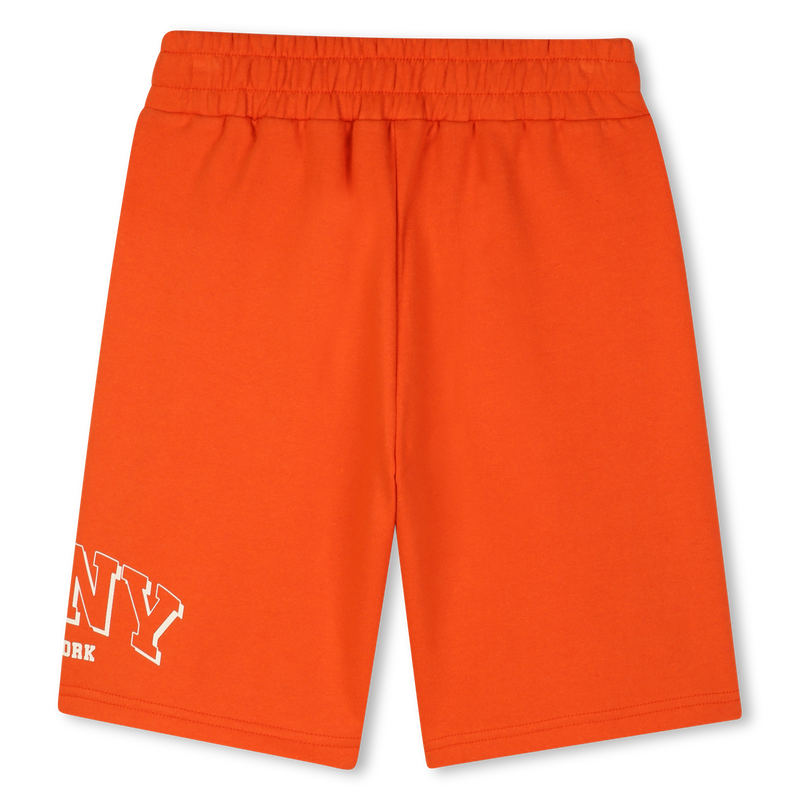 Conjunto de camiseta y bermuda DKNY 
                        NI&Ntilde;O