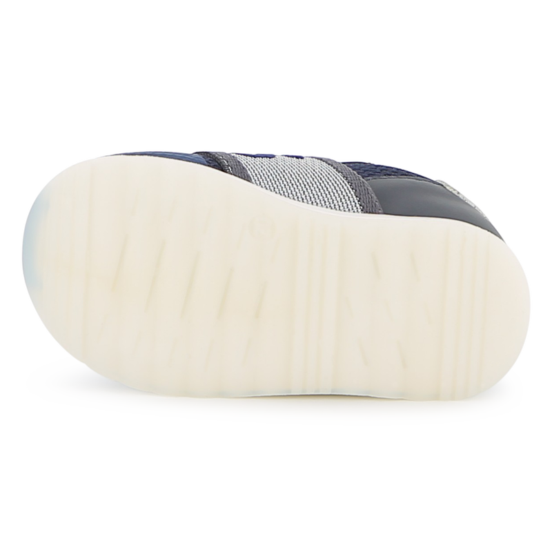 Zapatillas con el&aacute;stico de la marca BOSS 
                        NI&Ntilde;O