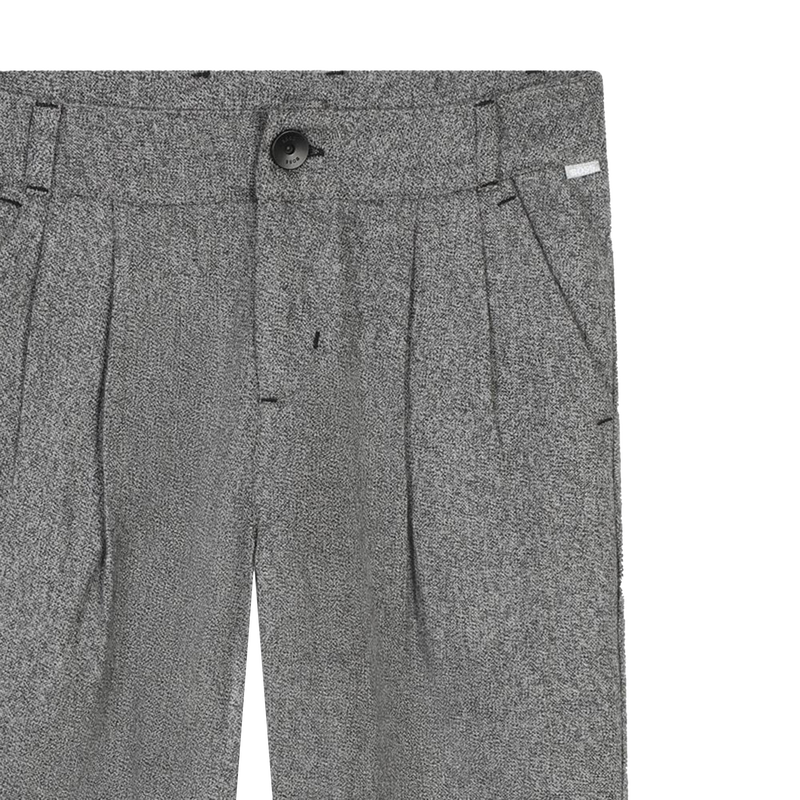 Pantal&oacute;n de algod&oacute;n con pinzas BOSS 
                        NI&Ntilde;A